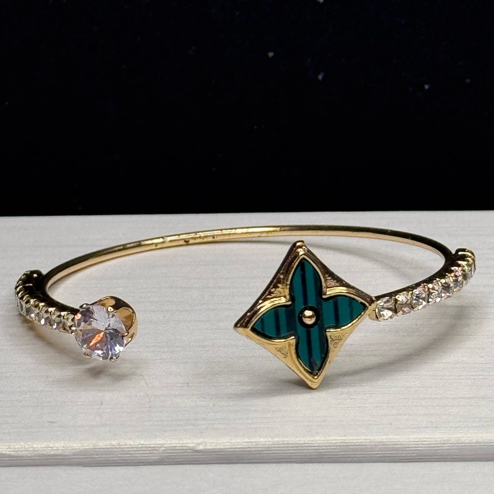 NWOT Gold Tone Sparkling Green Clover Open Cuff Bracelet